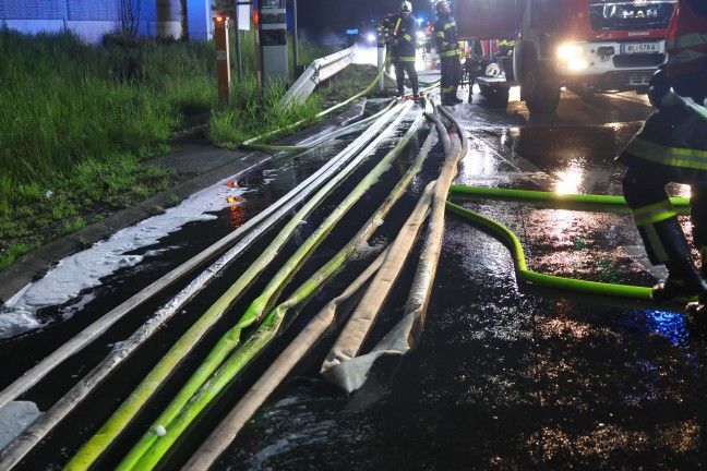LKW in Vollbrand: Sechs Feuerwehren auf Innkreisautobahn in Pichl bei Wels im Einsatz