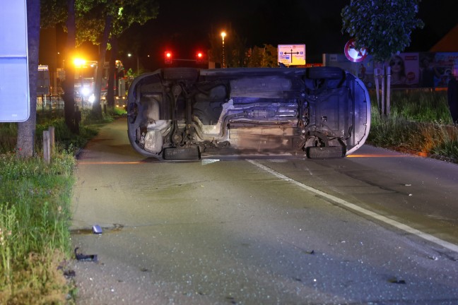 Fahrman�ver misslungen: Auto nach Ausfahrt aus Kreisverkehr in Wels-Lichtenegg umgest�rzt