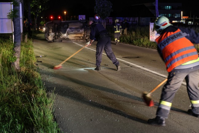 Fahrman�ver misslungen: Auto nach Ausfahrt aus Kreisverkehr in Wels-Lichtenegg umgest�rzt