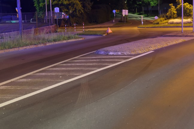 Fahrman�ver misslungen: Auto nach Ausfahrt aus Kreisverkehr in Wels-Lichtenegg umgest�rzt