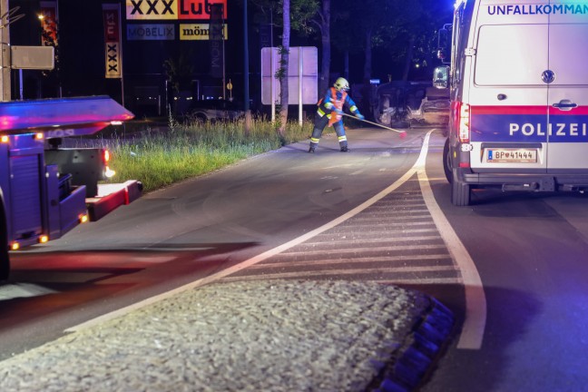Fahrman�ver misslungen: Auto nach Ausfahrt aus Kreisverkehr in Wels-Lichtenegg umgest�rzt