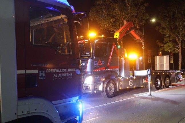 Fahrman�ver misslungen: Auto nach Ausfahrt aus Kreisverkehr in Wels-Lichtenegg umgest�rzt