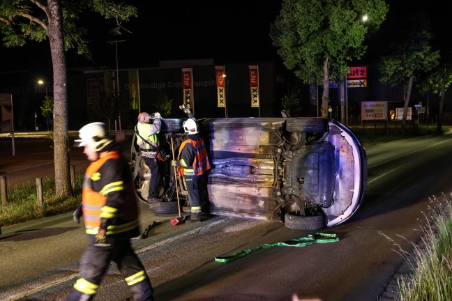 Fahrman�ver misslungen: Auto nach Ausfahrt aus Kreisverkehr in Wels-Lichtenegg umgest�rzt