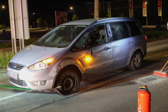 Fahrman�ver misslungen: Auto nach Ausfahrt aus Kreisverkehr in Wels-Lichtenegg umgest�rzt