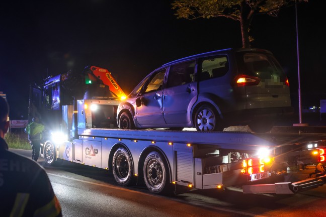 Fahrman�ver misslungen: Auto nach Ausfahrt aus Kreisverkehr in Wels-Lichtenegg umgest�rzt