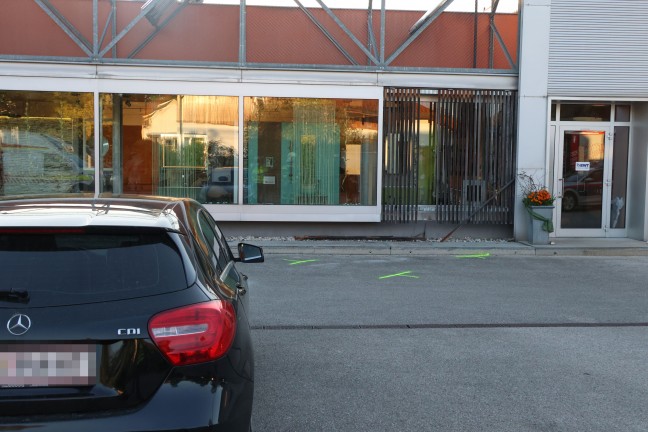 Drei Feuerwehren zu Personenrettung bei vermeintlich schwerem Verkehrsunfall in Laakirchen alarmiert