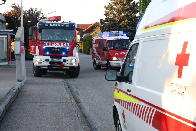 Drei Feuerwehren zu Personenrettung bei vermeintlich schwerem Verkehrsunfall in Laakirchen alarmiert