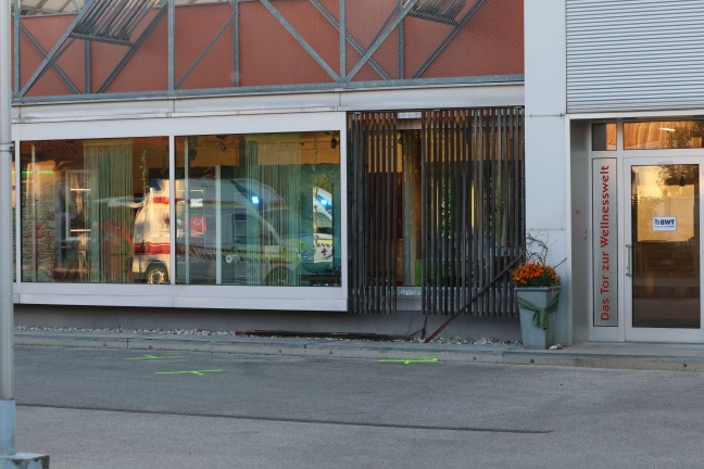 Drei Feuerwehren zu Personenrettung bei vermeintlich schwerem Verkehrsunfall in Laakirchen alarmiert