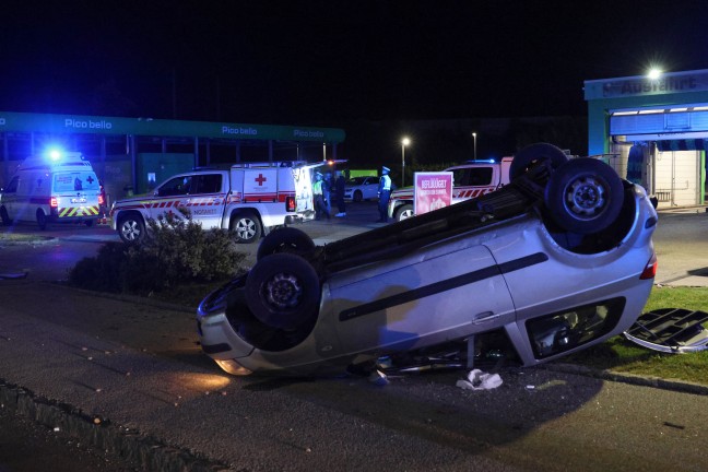 Schwerer Verkehrsunfall: Heftiger Autoberschlag in Wels-Lichtenegg fordert zwei Schwerverletzte