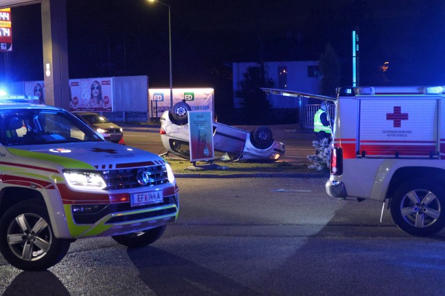 Schwerer Verkehrsunfall: Heftiger Autoberschlag in Wels-Lichtenegg fordert zwei Schwerverletzte