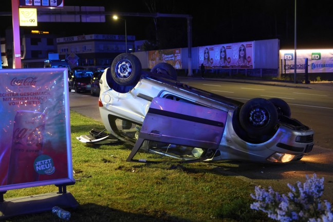 Schwerer Verkehrsunfall: Heftiger Autoberschlag in Wels-Lichtenegg fordert zwei Schwerverletzte