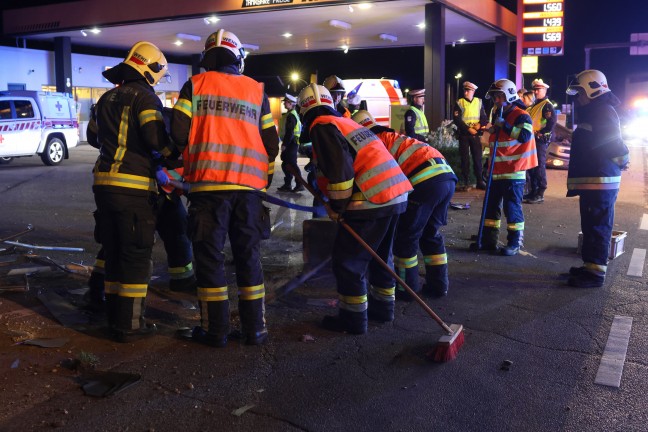 Schwerer Verkehrsunfall: Heftiger Autoberschlag in Wels-Lichtenegg fordert zwei Schwerverletzte