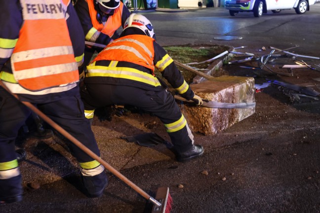 Schwerer Verkehrsunfall: Heftiger Autoberschlag in Wels-Lichtenegg fordert zwei Schwerverletzte