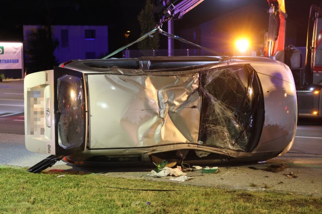 Schwerer Verkehrsunfall: Heftiger Autoberschlag in Wels-Lichtenegg fordert zwei Schwerverletzte