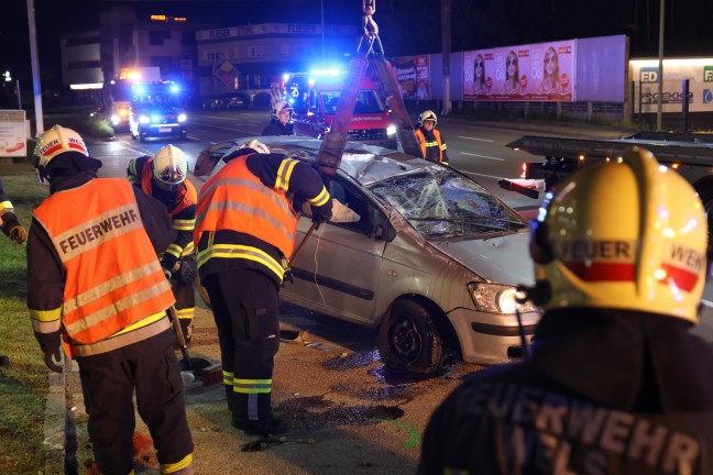 Schwerer Verkehrsunfall: Heftiger Autoberschlag in Wels-Lichtenegg fordert zwei Schwerverletzte