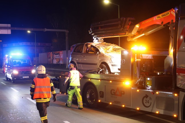 Schwerer Verkehrsunfall: Heftiger Autoberschlag in Wels-Lichtenegg fordert zwei Schwerverletzte