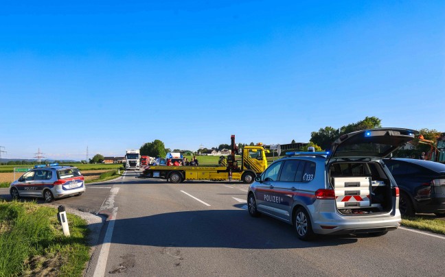 berholmanver missglckt: Motorradlenker bei Crash mit Traktor in Burgkirchen schwer verletzt