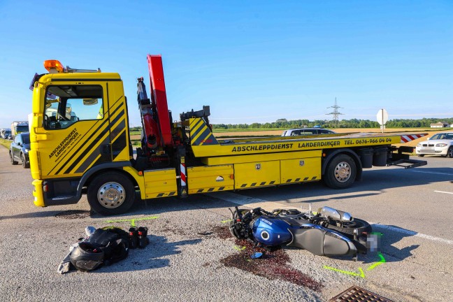 berholmanver missglckt: Motorradlenker bei Crash mit Traktor in Burgkirchen schwer verletzt