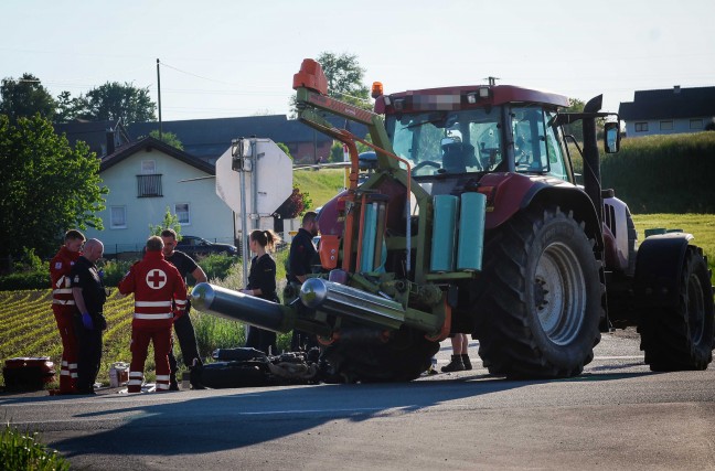berholmanver missglckt: Motorradlenker bei Crash mit Traktor in Burgkirchen schwer verletzt