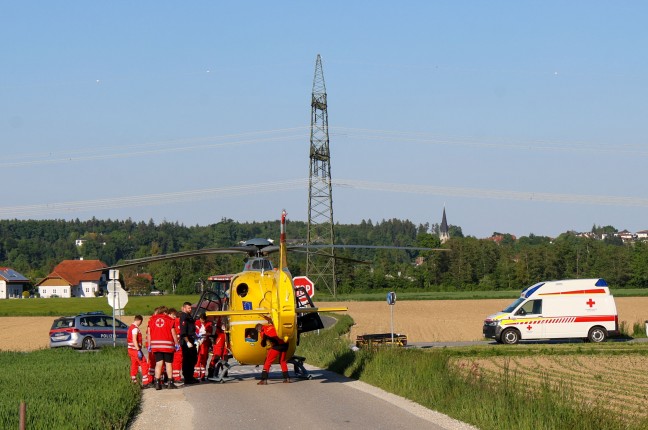 berholmanver missglckt: Motorradlenker bei Crash mit Traktor in Burgkirchen schwer verletzt