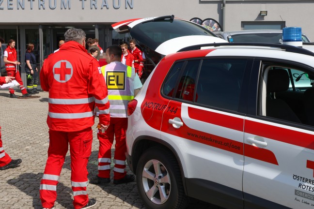 Evakuierung nach grerem Gasaustritt in einer Wohnsiedlung in Traun