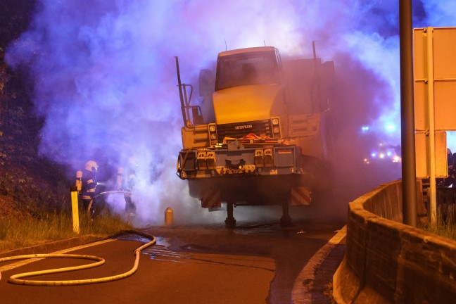 Sechs Feuerwehren bei Brand eines LKW-Tiefladers auf Innkreisautobahn in Pichl bei Wels im Einsatz