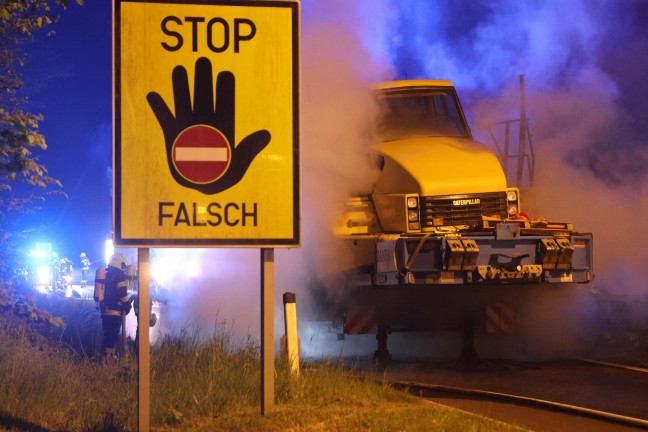 Sechs Feuerwehren bei Brand eines LKW-Tiefladers auf Innkreisautobahn in Pichl bei Wels im Einsatz