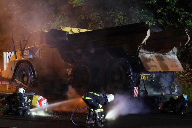 Sechs Feuerwehren bei Brand eines LKW-Tiefladers auf Innkreisautobahn in Pichl bei Wels im Einsatz