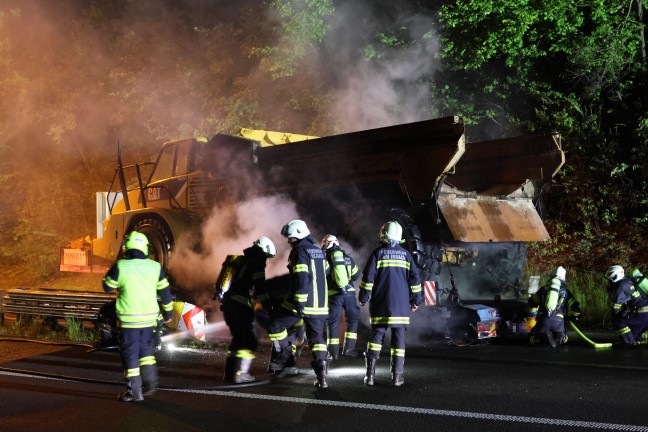 Sechs Feuerwehren bei Brand eines LKW-Tiefladers auf Innkreisautobahn in Pichl bei Wels im Einsatz