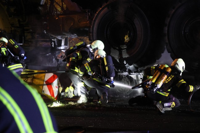 Sechs Feuerwehren bei Brand eines LKW-Tiefladers auf Innkreisautobahn in Pichl bei Wels im Einsatz