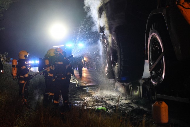 Sechs Feuerwehren bei Brand eines LKW-Tiefladers auf Innkreisautobahn in Pichl bei Wels im Einsatz