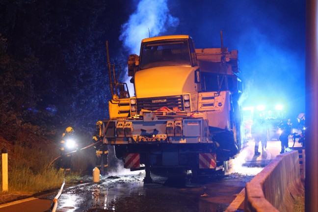 Sechs Feuerwehren bei Brand eines LKW-Tiefladers auf Innkreisautobahn in Pichl bei Wels im Einsatz