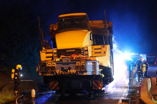 Sechs Feuerwehren bei Brand eines LKW-Tiefladers auf Innkreisautobahn in Pichl bei Wels im Einsatz