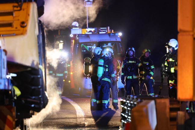 Sechs Feuerwehren bei Brand eines LKW-Tiefladers auf Innkreisautobahn in Pichl bei Wels im Einsatz