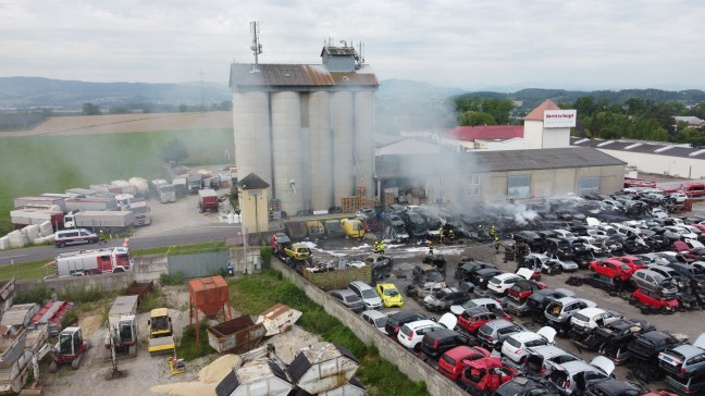 48 Autos in Flammen: Drei Feuerwehren bei Brand bei Autoverwertungsunternehmen in Dietach im Einsatz