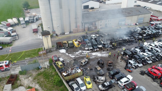 48 Autos in Flammen: Drei Feuerwehren bei Brand bei Autoverwertungsunternehmen in Dietach im Einsatz