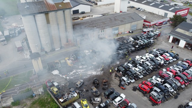 48 Autos in Flammen: Drei Feuerwehren bei Brand bei Autoverwertungsunternehmen in Dietach im Einsatz