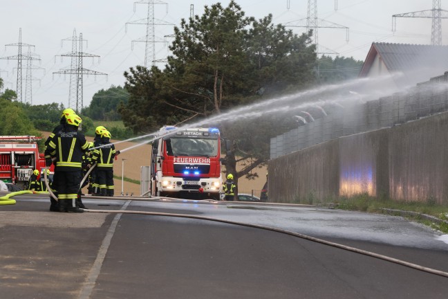 48 Autos in Flammen: Drei Feuerwehren bei Brand bei Autoverwertungsunternehmen in Dietach im Einsatz