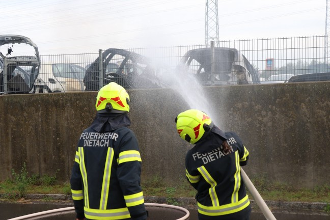 48 Autos in Flammen: Drei Feuerwehren bei Brand bei Autoverwertungsunternehmen in Dietach im Einsatz