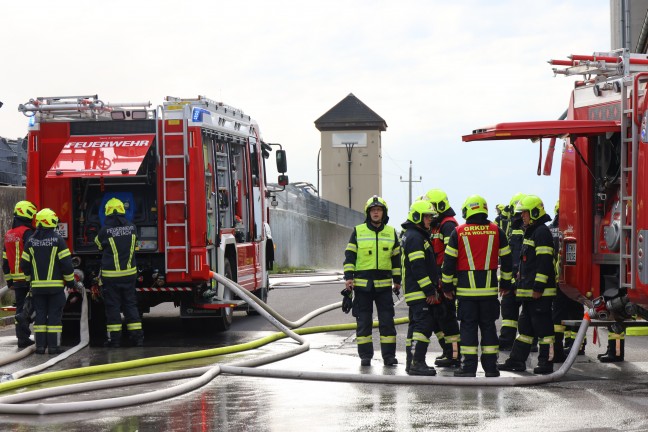 48 Autos in Flammen: Drei Feuerwehren bei Brand bei Autoverwertungsunternehmen in Dietach im Einsatz