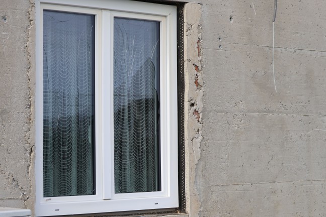 48 Autos in Flammen: Drei Feuerwehren bei Brand bei Autoverwertungsunternehmen in Dietach im Einsatz