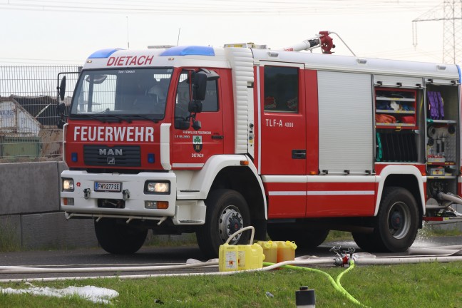 48 Autos in Flammen: Drei Feuerwehren bei Brand bei Autoverwertungsunternehmen in Dietach im Einsatz
