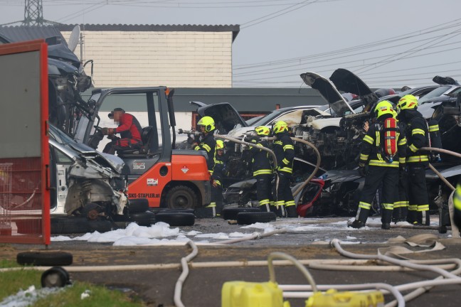 48 Autos in Flammen: Drei Feuerwehren bei Brand bei Autoverwertungsunternehmen in Dietach im Einsatz