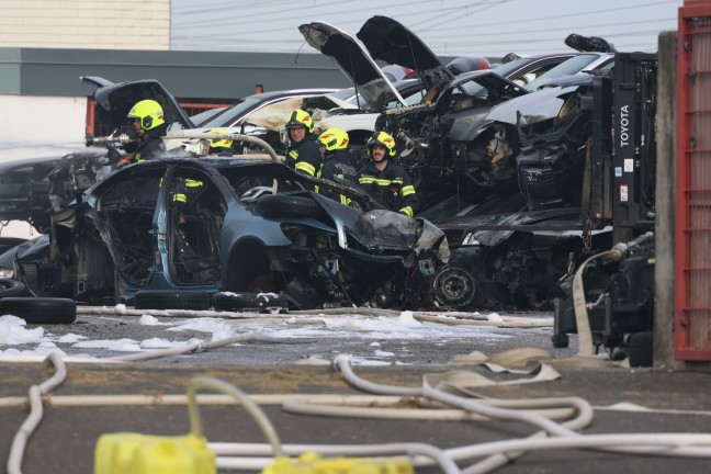 48 Autos in Flammen: Drei Feuerwehren bei Brand bei Autoverwertungsunternehmen in Dietach im Einsatz
