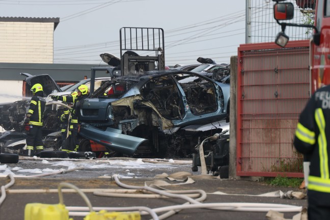 48 Autos in Flammen: Drei Feuerwehren bei Brand bei Autoverwertungsunternehmen in Dietach im Einsatz