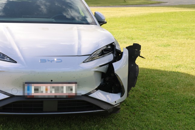 Kreuzungscrash zwischen zwei Autos in Steinerkirchen an der Traun fordert eine verletzte Person