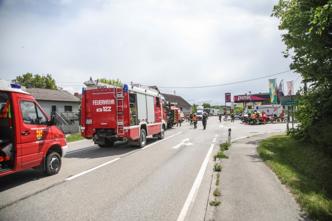 Heftiger Kreuzungscrash auf Innviertler Strae bei Krenglbach fordert eine verletzte Person
