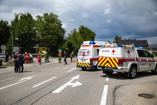 Heftiger Kreuzungscrash auf Innviertler Strae bei Krenglbach fordert eine verletzte Person