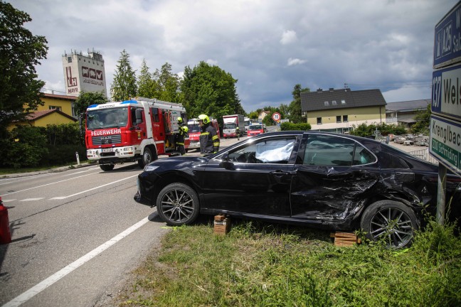 Heftiger Kreuzungscrash auf Innviertler Strae bei Krenglbach fordert eine verletzte Person