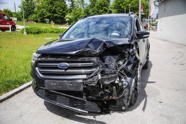 Heftiger Kreuzungscrash auf Innviertler Strae bei Krenglbach fordert eine verletzte Person